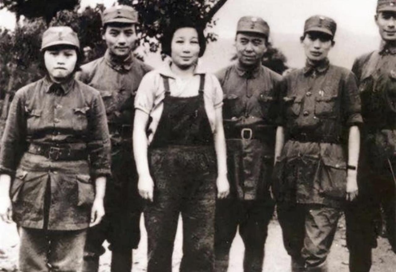 没想到走完两万五千里长征的女红军里，居然有裹过小脚的！这张拍于1939年安徽泾县