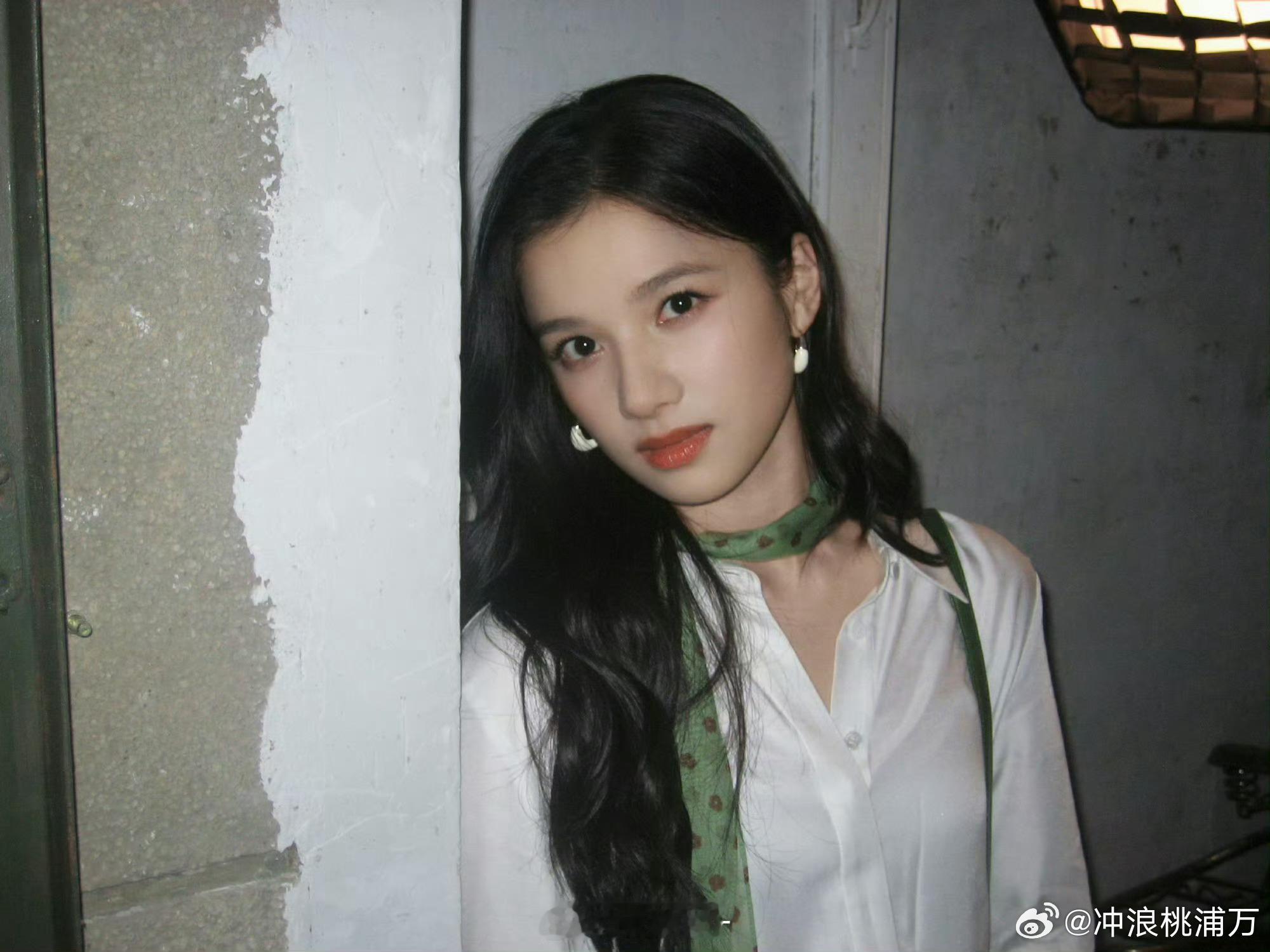 张婧仪捡垃圾俺们张婧仪顶着这张顶美的脸捡垃圾，小心被我偷偷捡回家🈶！家苗真的好