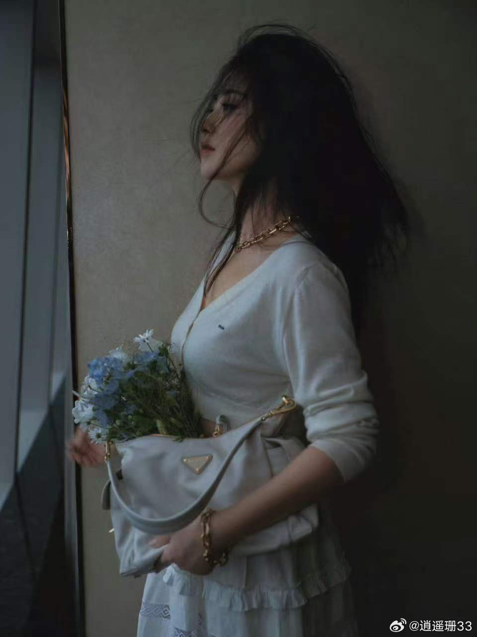 朱珠地下停车场随拍 朱珠这组停车场随拍绝了，光影交错间把氛围感狠狠拿捏，随手一拍