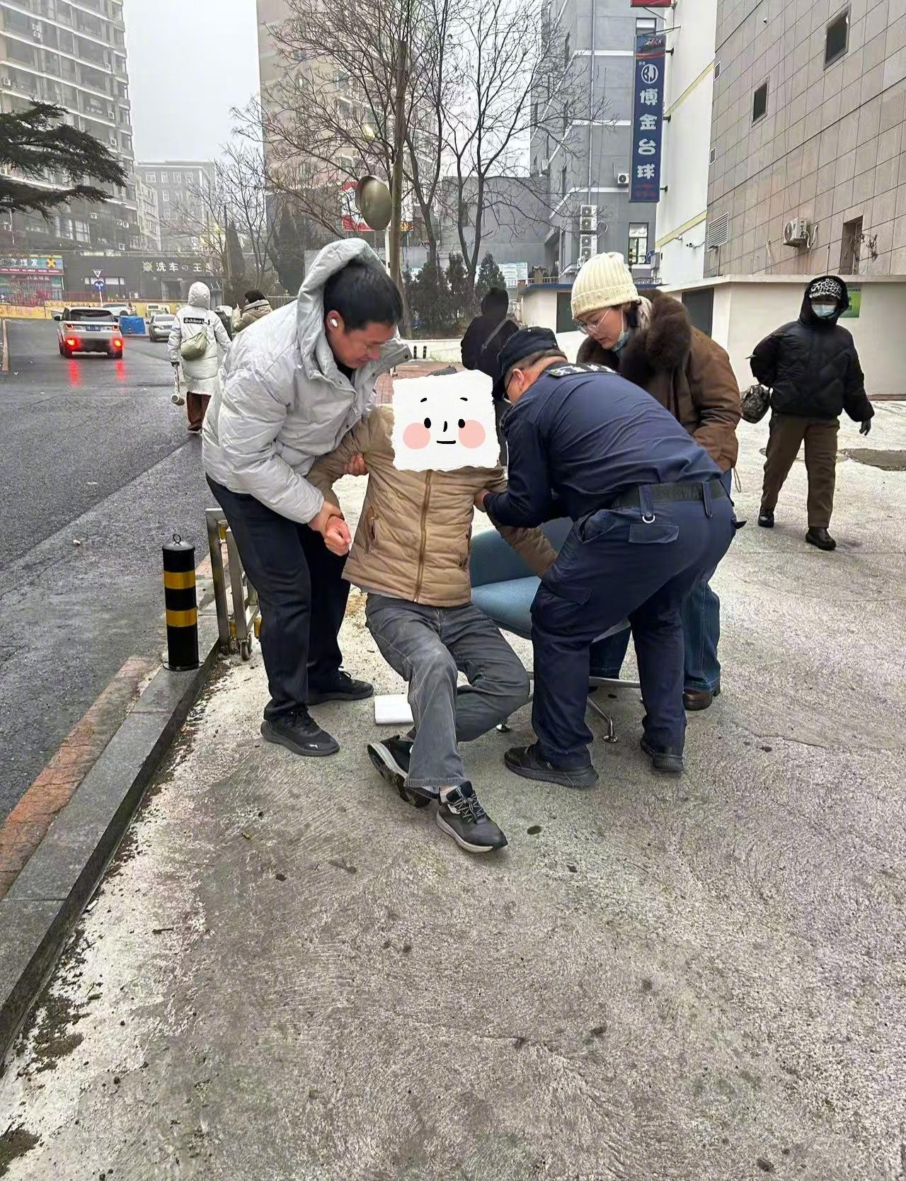 【冬日一幕：老人滑倒后的温暖接力❤️】——平安那些事

近日，大连市区普降小雪❄