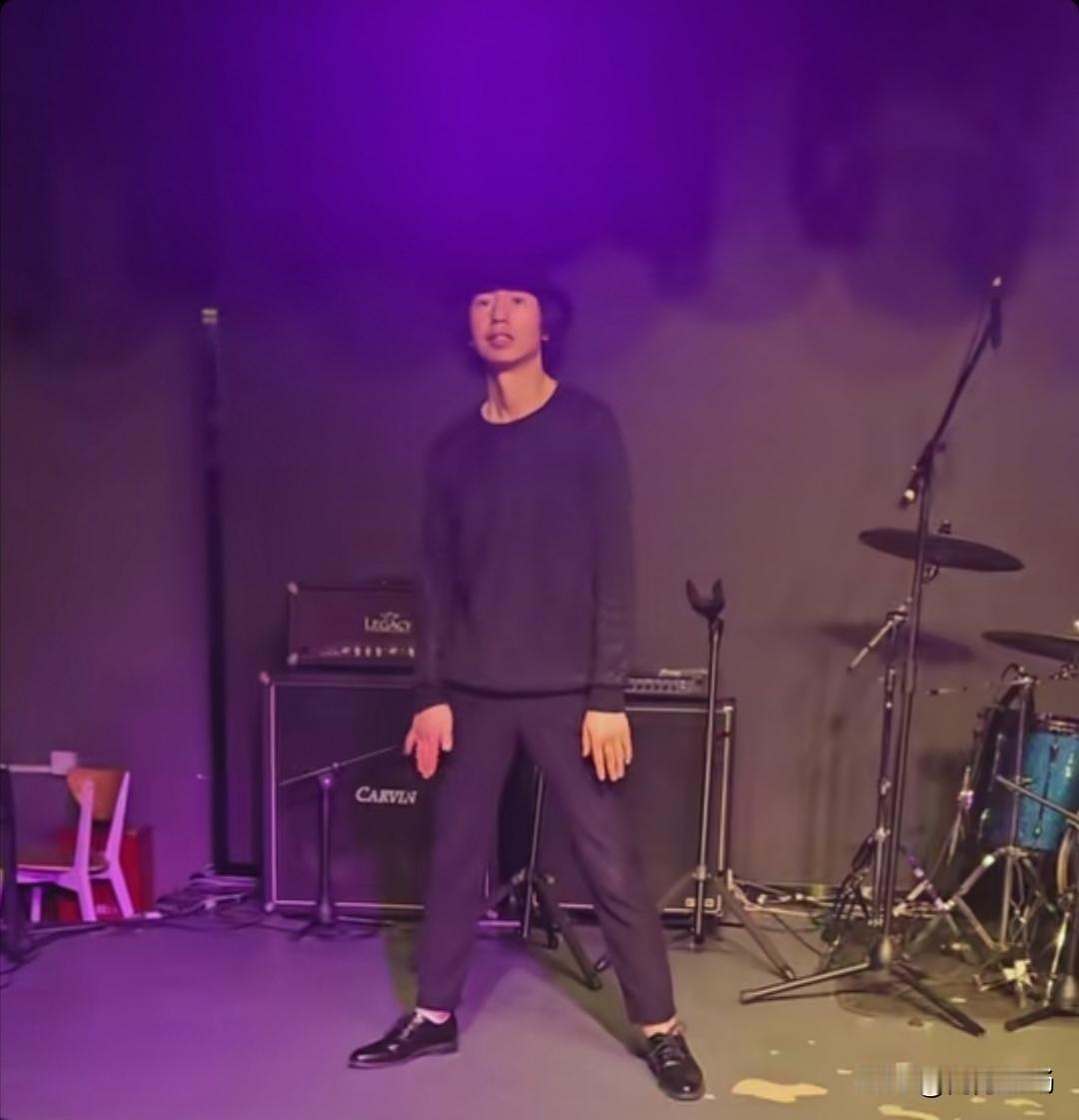 国际巨星庞麦郎转型走摇滚风格路线了。最近他回汉中老家，被拍到在酒吧里大跳摇滚舞！