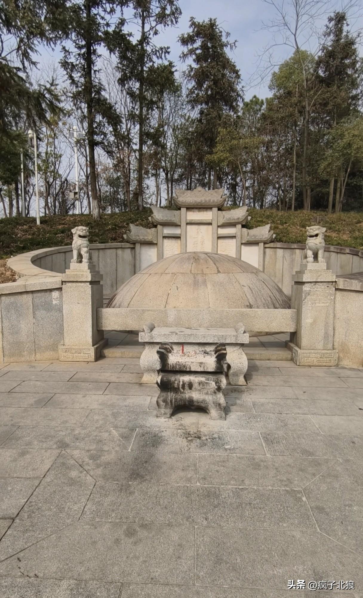长沙岳麓伏龙山，晚清重臣曾国藩安葬于此。
这座古墓，用糯米、三合泥混合碎石浇筑，