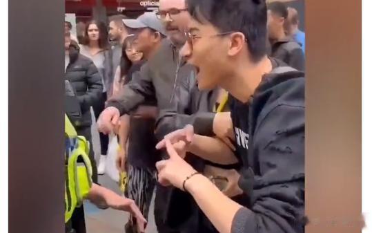 香港部分异见人士在英国游行，挑战香港《国安法》，与爱国人士发生冲突。
据美国之音