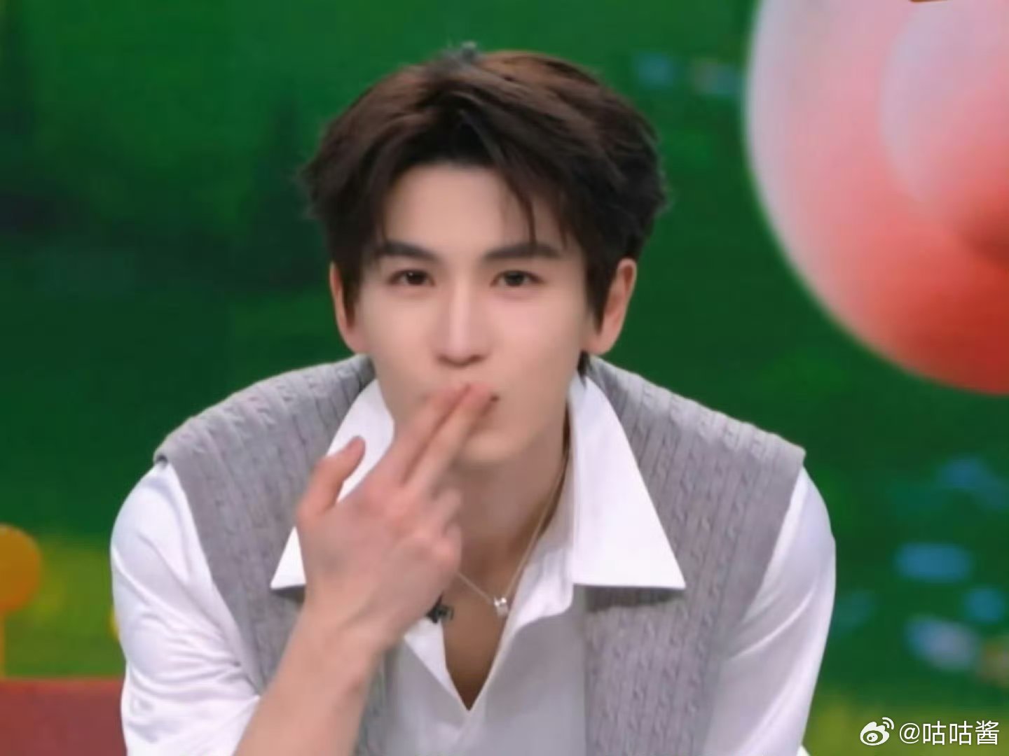 张凌赫30秒做了8次飞吻张凌赫飞吻这30秒 荷尔蒙大爆发啊，太会亲了 