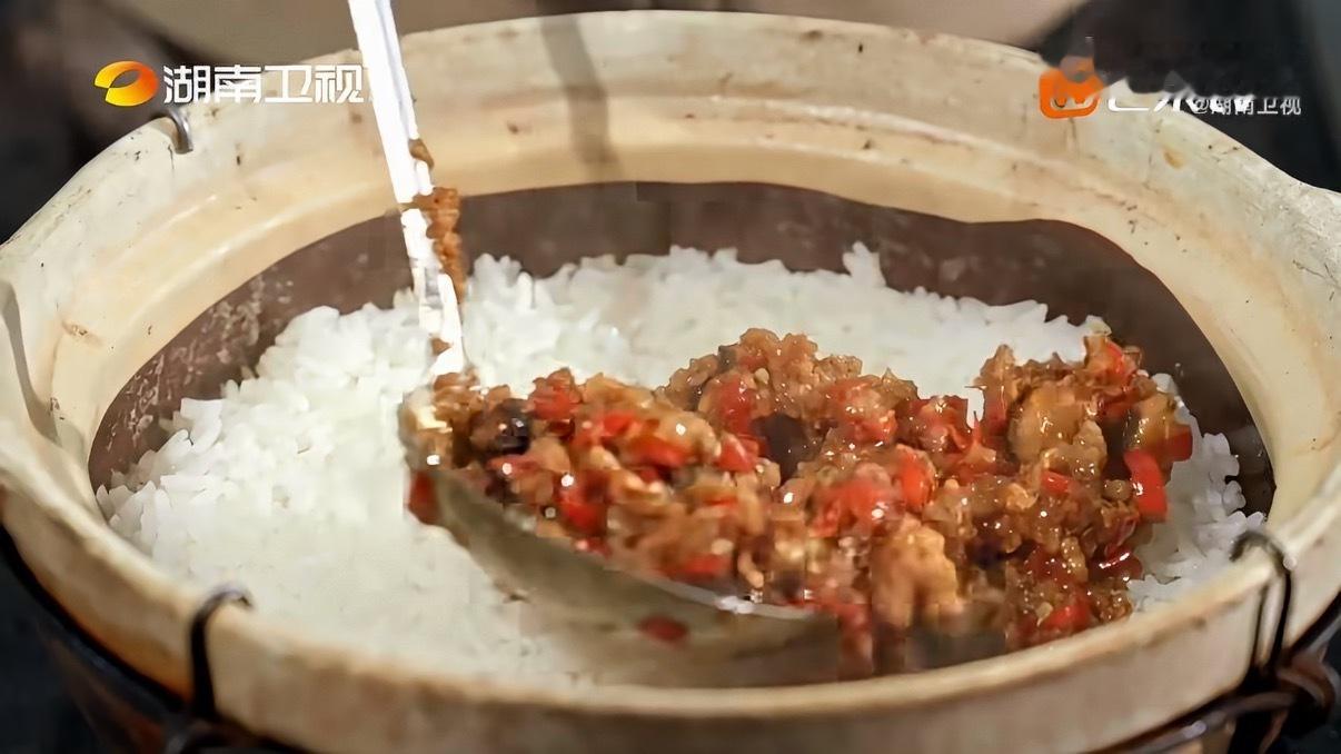 娃娃鱼煲仔饭谁吃谁迷糊武陵源特色娃娃鱼煲仔饭看着就诱人！选用本地鱼泉贡米，搭配人