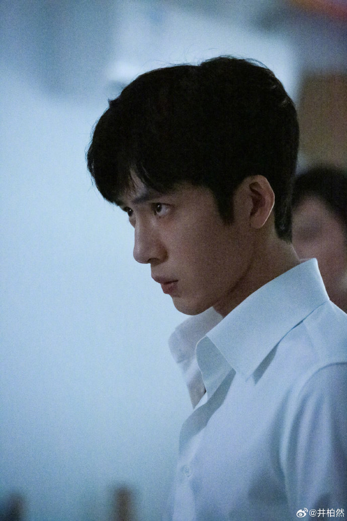 井柏然这次完全冷脸烧啊 井柏然一低头把看文的都勾来了 井柏然一低头，我看文的直接