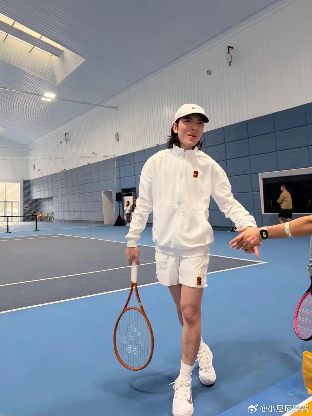 39岁萧敬腾在上海打网球被偶遇，他穿着一身白色球服，留着一头长发，身材很瘦，现实