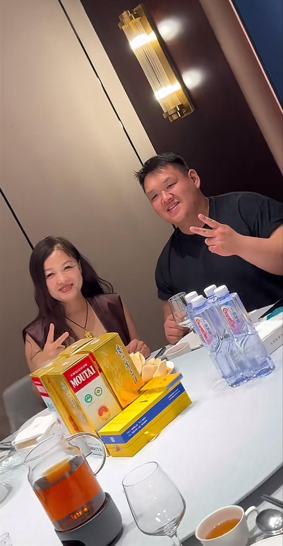 天津七姐也是讲究人，摆上了飞天茅台接待沛县大网红二哥的儿子刘正。按辈分刘正是她的