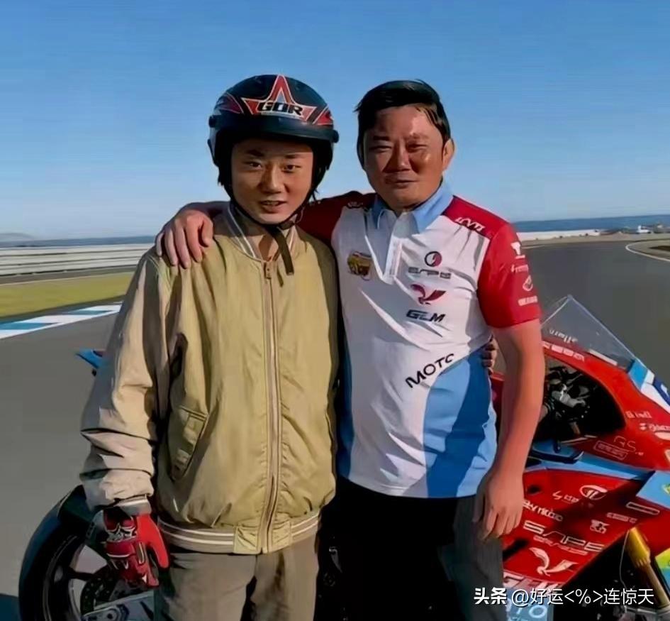 陪伴张雪二十五载：陪他熬过苦的日子的妻子。撑起了张雪的赛车梦才是最珍贵的后盾
