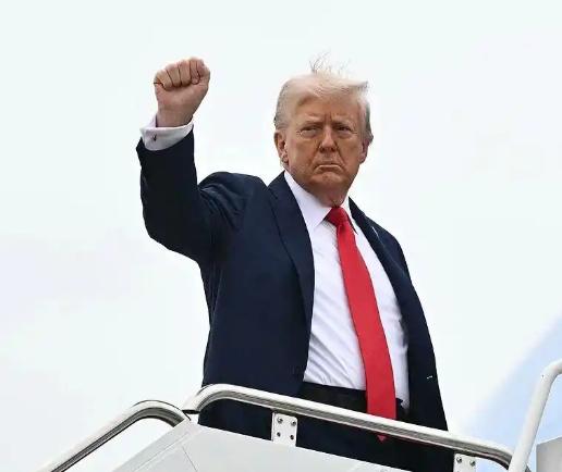 特朗普六天前刚发誓要报复，今天叙利亚就受到了美军的空袭。
 
当地时间12月13