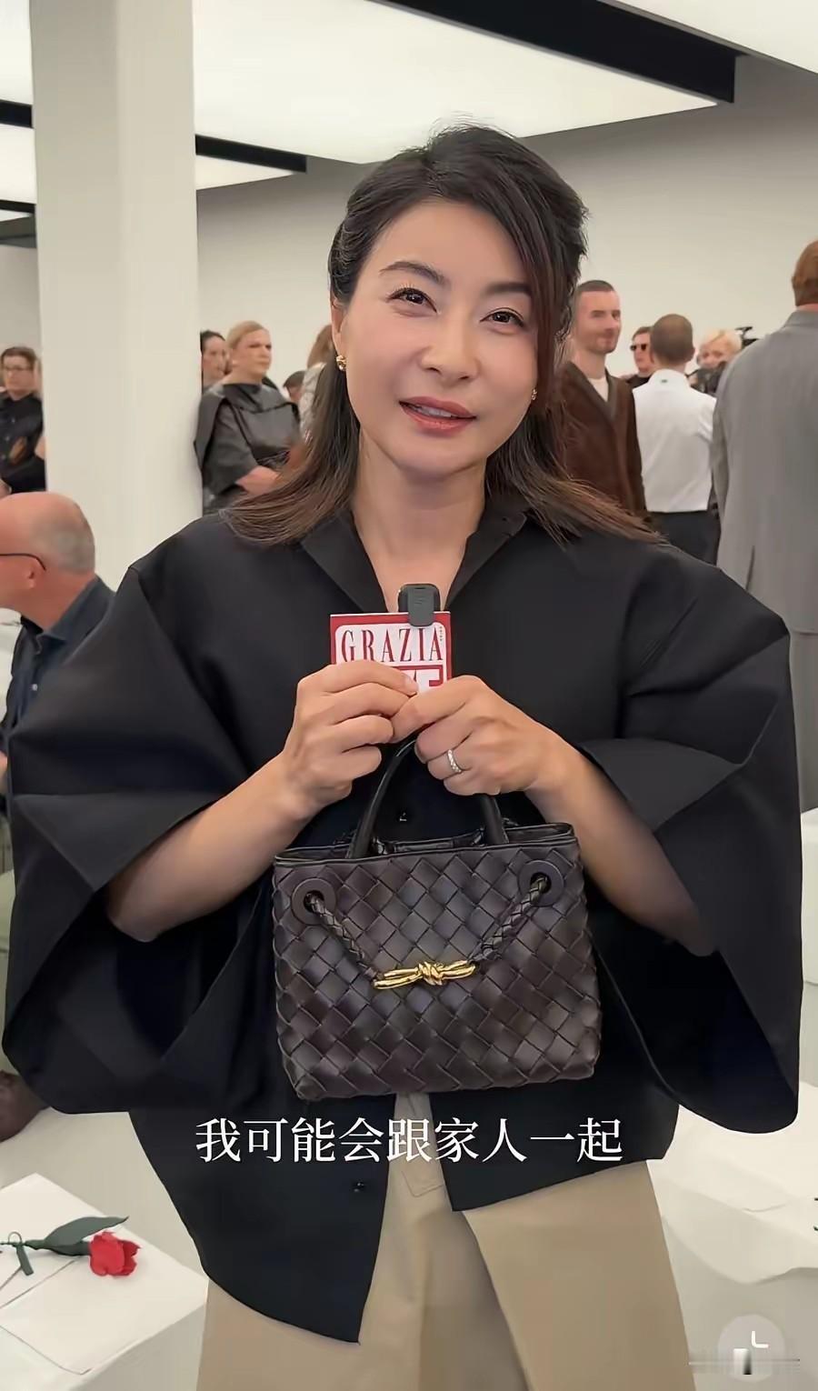 郭晶晶亮相米兰时装周，状态绝了！简约穿搭配上白色无跟鞋，精致又独特，还特意让镜头