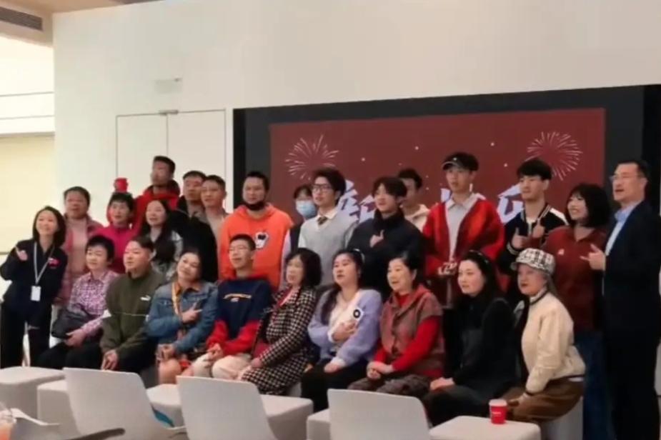 🔥炸场！华为终端CEO何刚现身昆明门店，网友直呼偶遇天花板
  大年初一昆明公