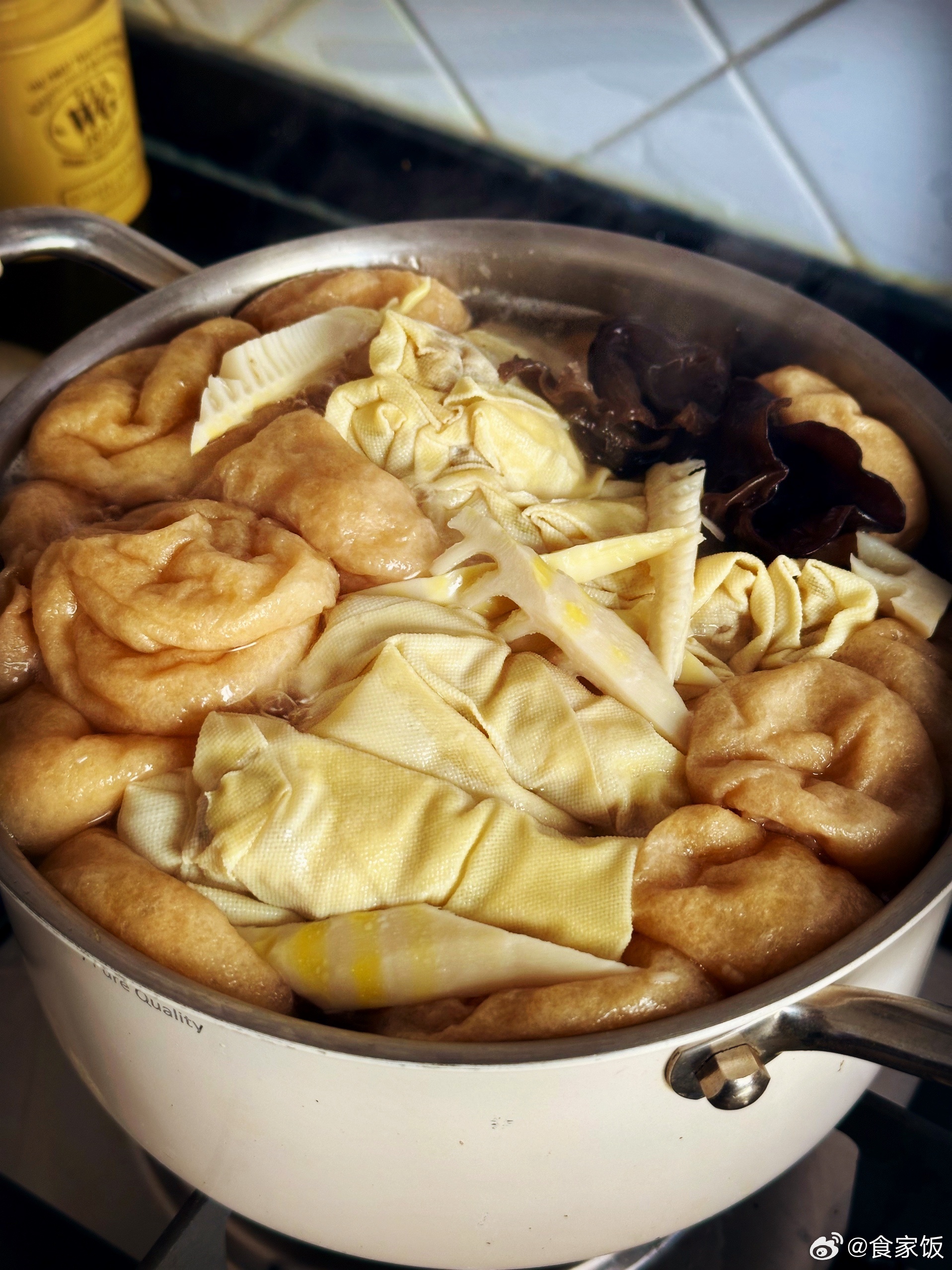 小友送来新鲜的春笋，味道硬是比菜市场买的好。做一大锅双档，不放线粉了，放木耳和笋