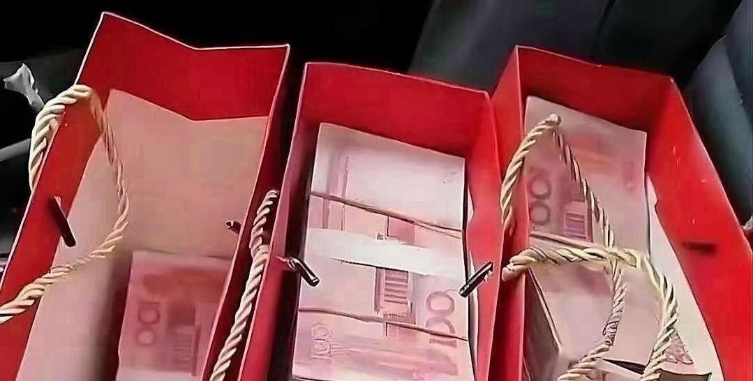 假币接连出现，

银行态度双标，

普通人该怎么办？

我最近刷到两件事，都是关