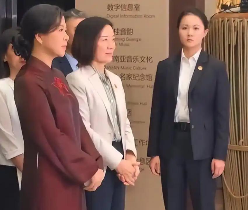 苏林夫人身边的中国女保镖火了！认出是谁吗？

这两天越南国家主席苏林夫人访华，身