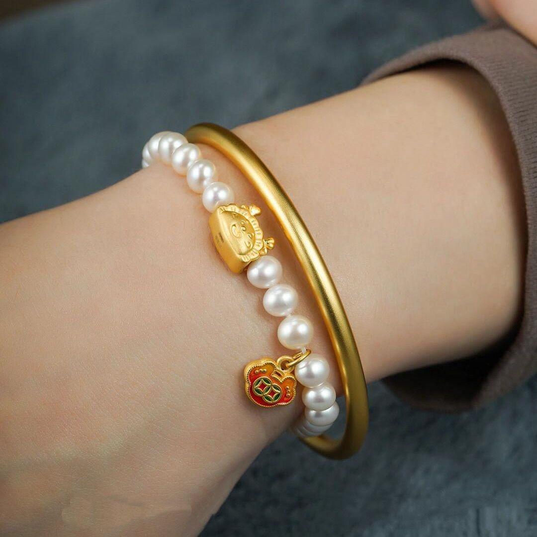 老公每年都会给我买一个黄金首饰，有一次我笑着跟他说：你怎么不买别的，比如翡翠，玉