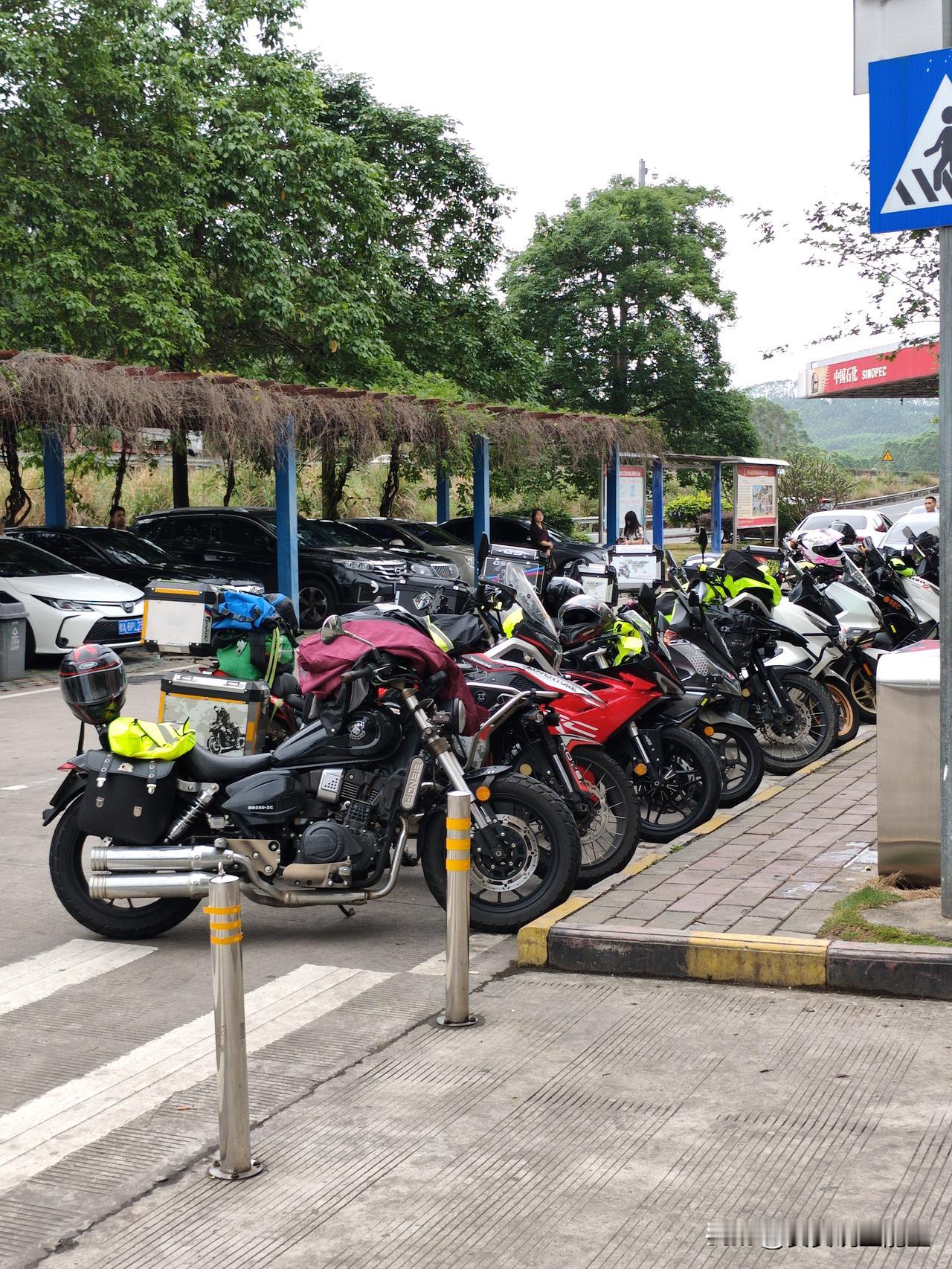 三月三的广西高速，服务区偶遇一排机车，它们也要去找刘三姐对歌吗？