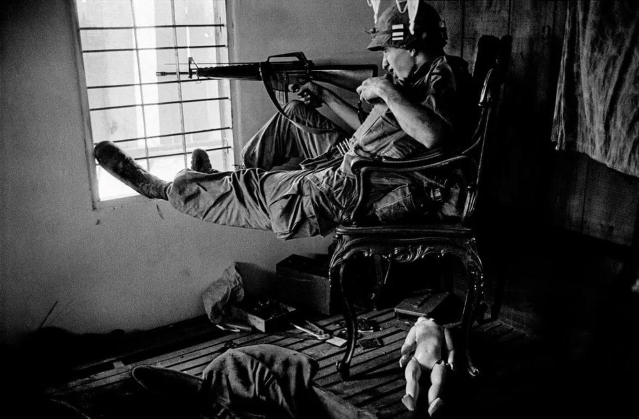 1968年西贡战役期间，一名美军士兵透过窗户瞄准步枪。
一张摄于1968年的黑白