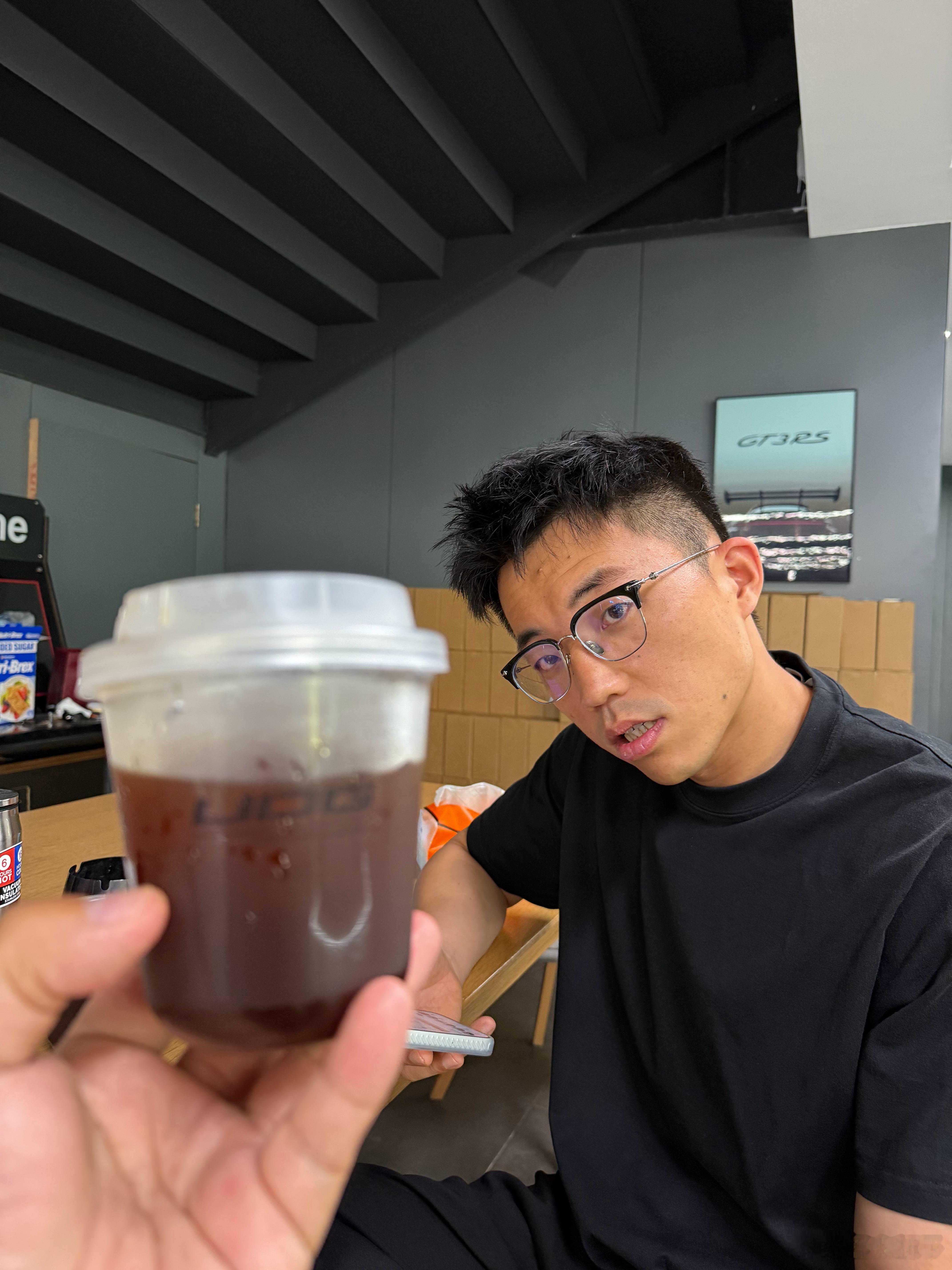 不就是喝你一杯咖啡吗？至于这个表情吗