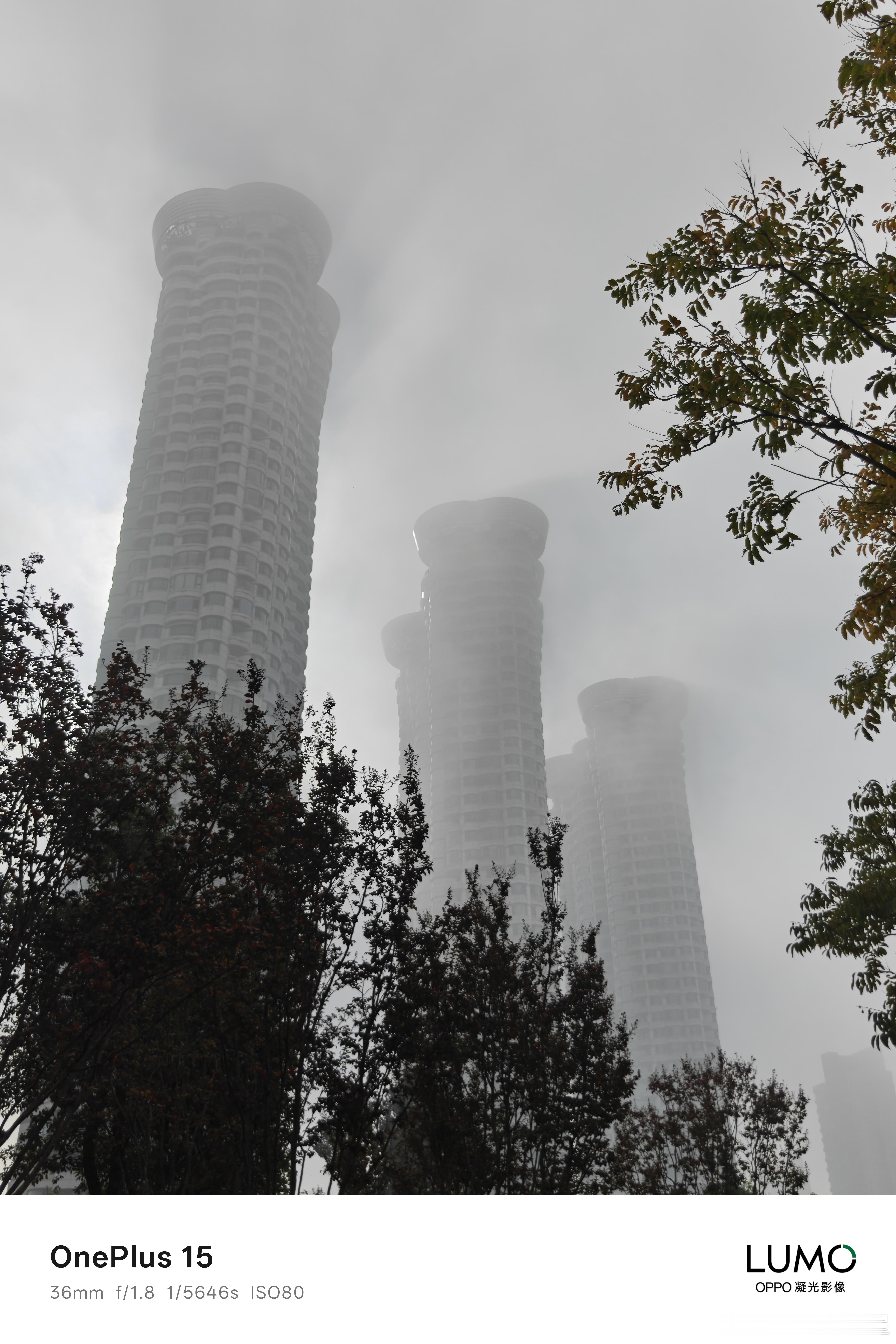 雾气朦胧中的江景豪宅，别有一分韵味啊[嘻嘻]一加15 ​​​