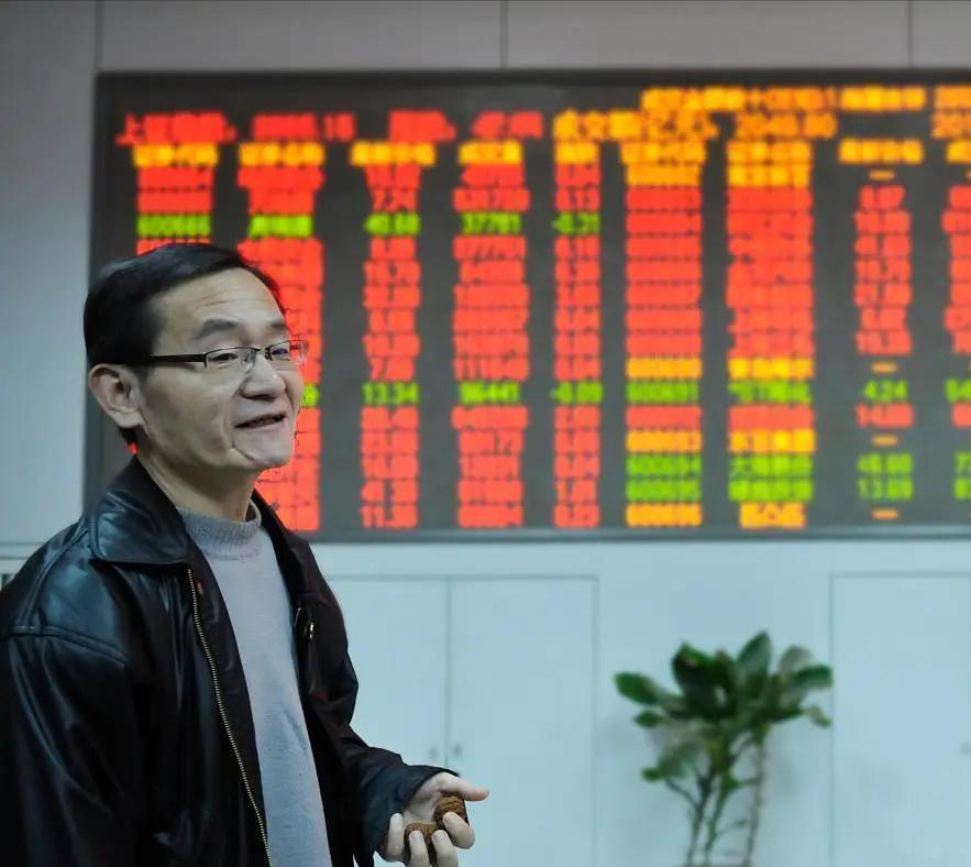 一位股友在7元买入10000股，后来股价一路下跌，他也一路补仓。在6.5元补仓1