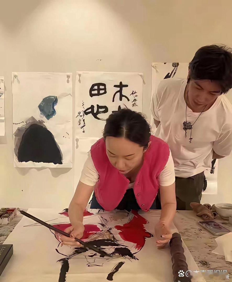 霍思燕笔下笔触细腻，艺术感满满。 