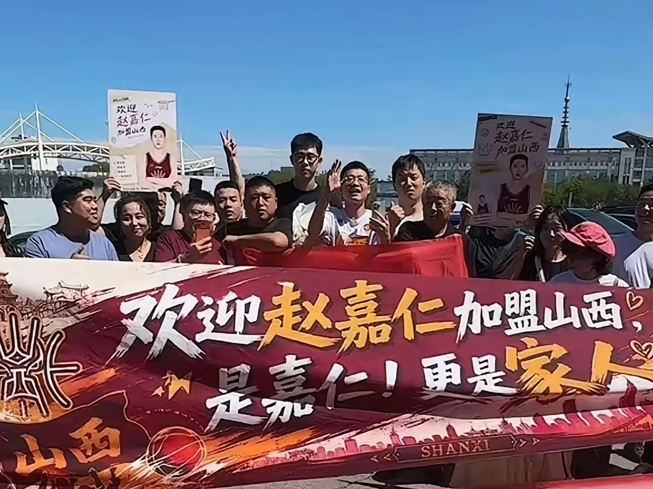 广厦超市开张！
浙江广厦本赛季卫冕失败，休赛期第一个被交易的却是赵嘉仁。
“仁义