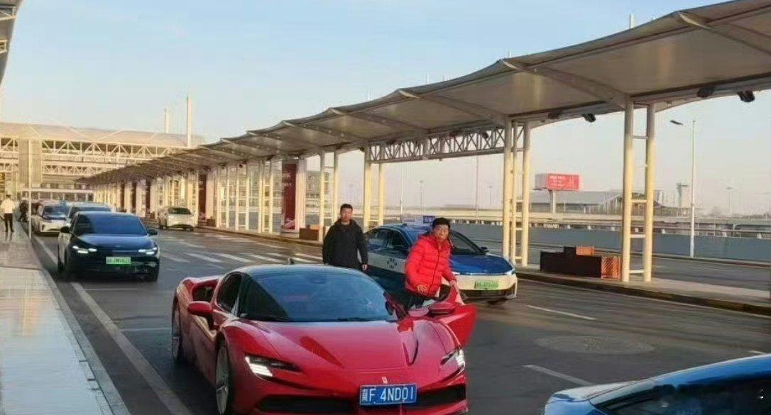 魏建军拍合照站不到C位这是谦让嘛？！我觉得并不是，毕竟“新车”是主角，为了宣传.