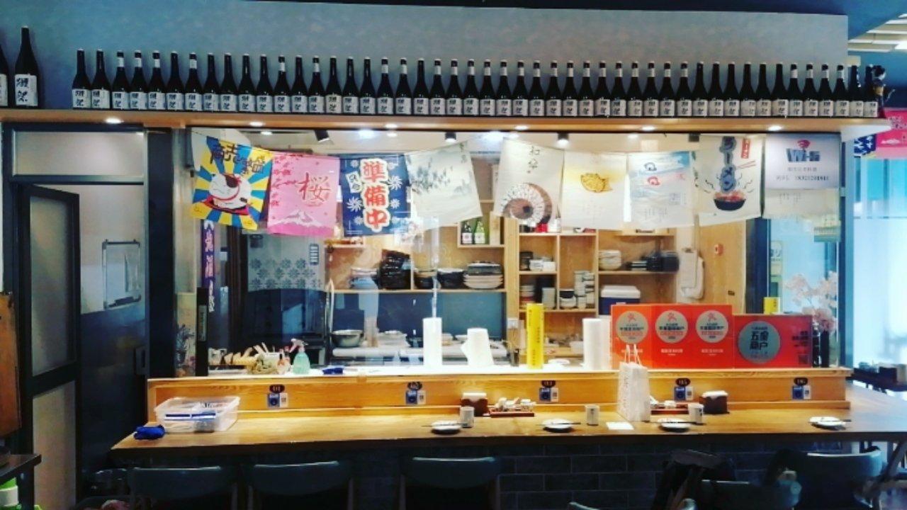 备一付眼镜，楼下用餐。  ​​​