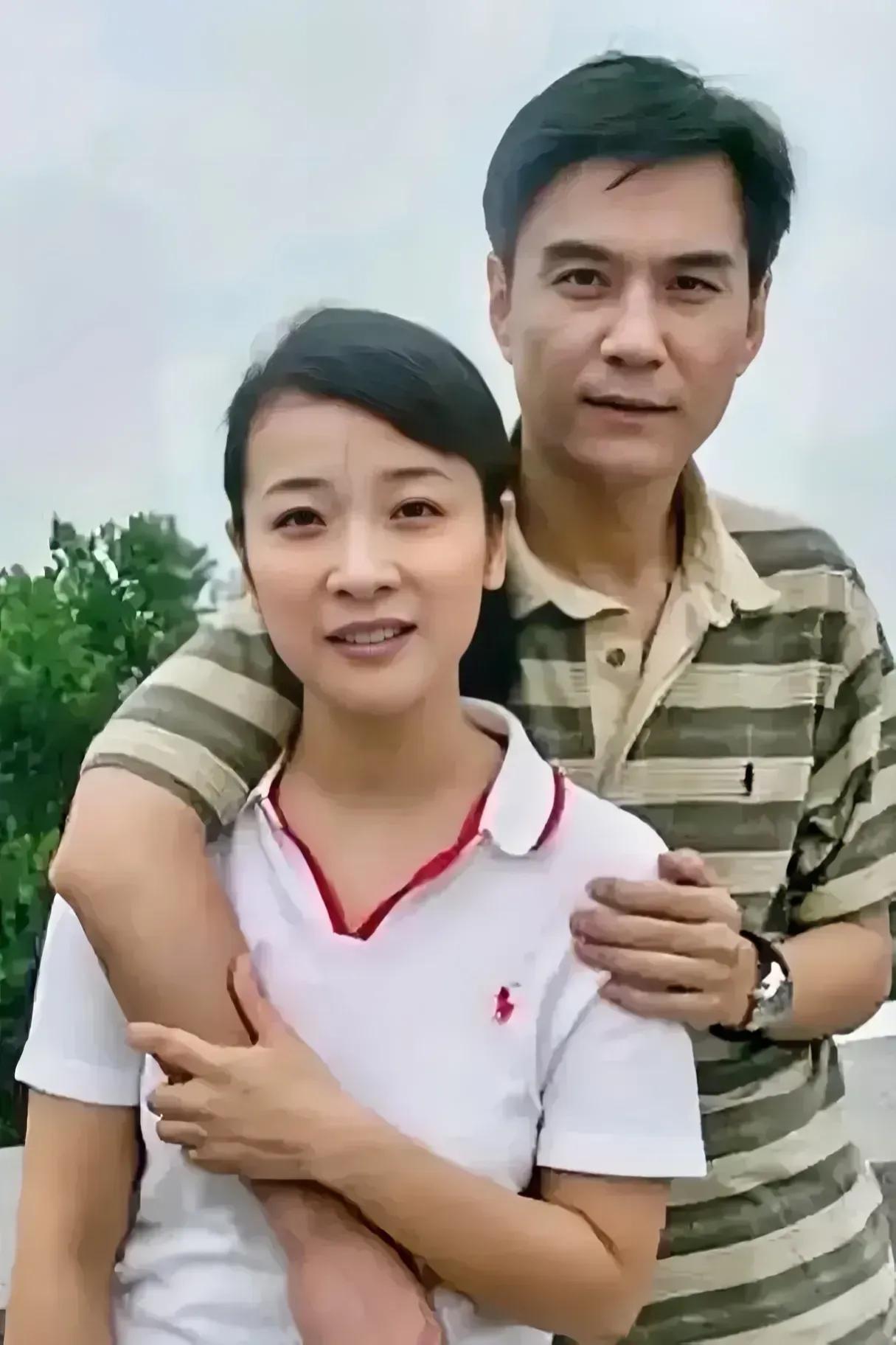 两位都是知名艺人，男的是李强，女的是谁？