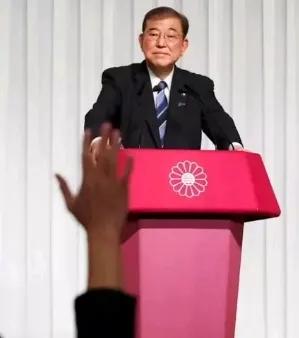 石破茂就职演讲，两个没想到：

1.没想到石破茂公开提出要解决黑金政治的问题。（
