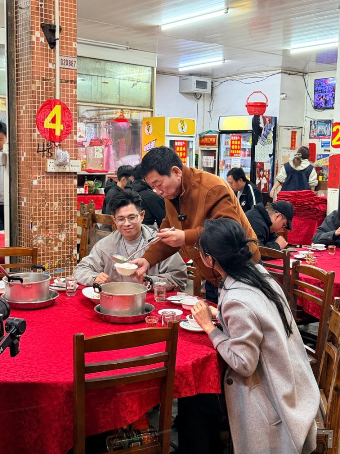 广州的烟火气，一半藏在清晨的茶楼，另一半就躲在深夜的粥铺里！魏总这次粤见岭南，专