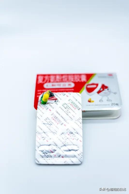 老公感冒了，看他难受的样子我说“我给你拿点感冒药吧，何必硬挺，万一严重了怎么办”