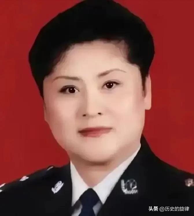 1988年郑州女警王玉荣遭劫持：匕首架颈临危不乱，一连串操作尽显刑警本色
 
信