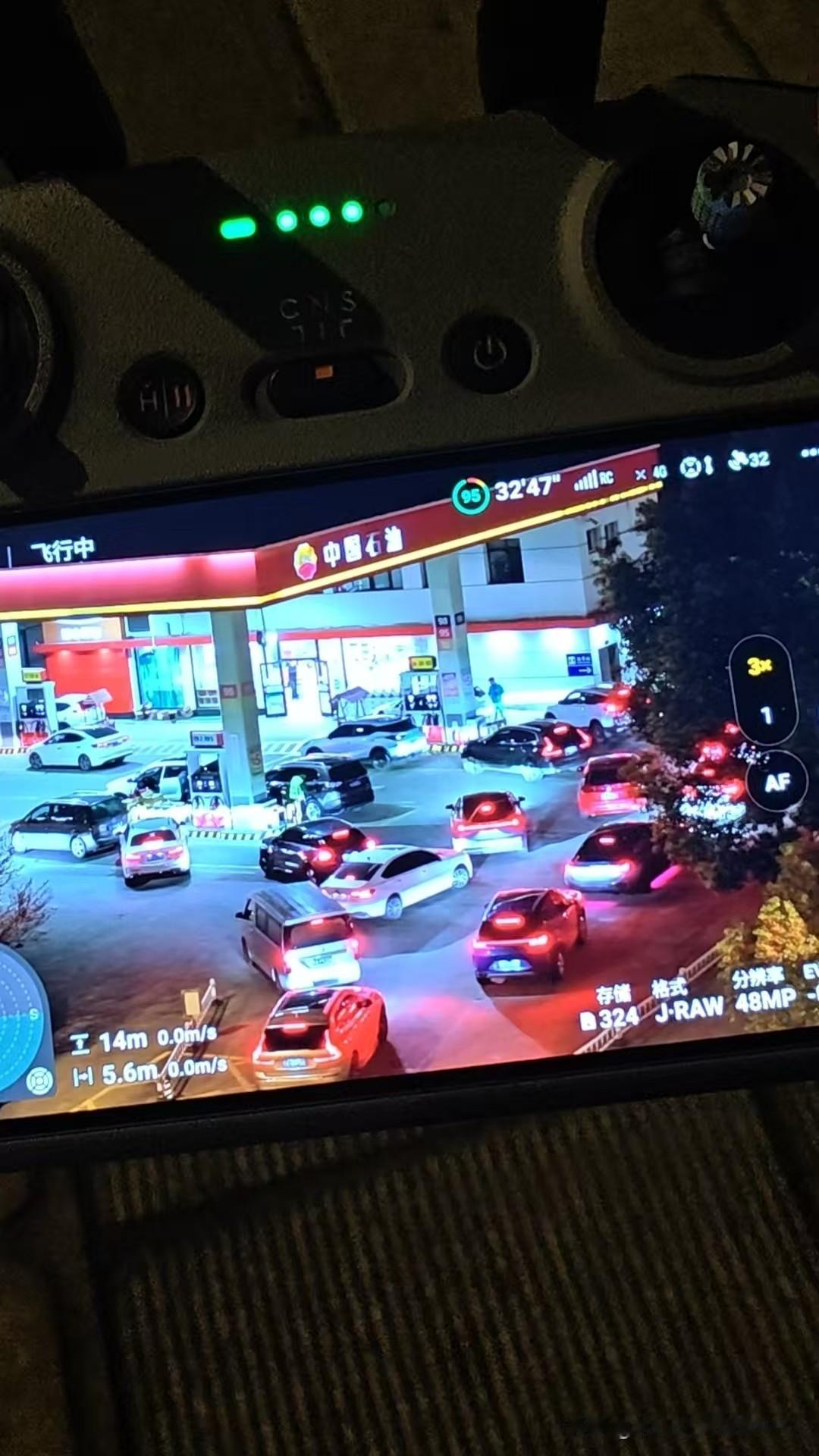 摄于3.22晚，车城西路小海豚和太子湖北路加油站。3月23 日24时，国内成品油