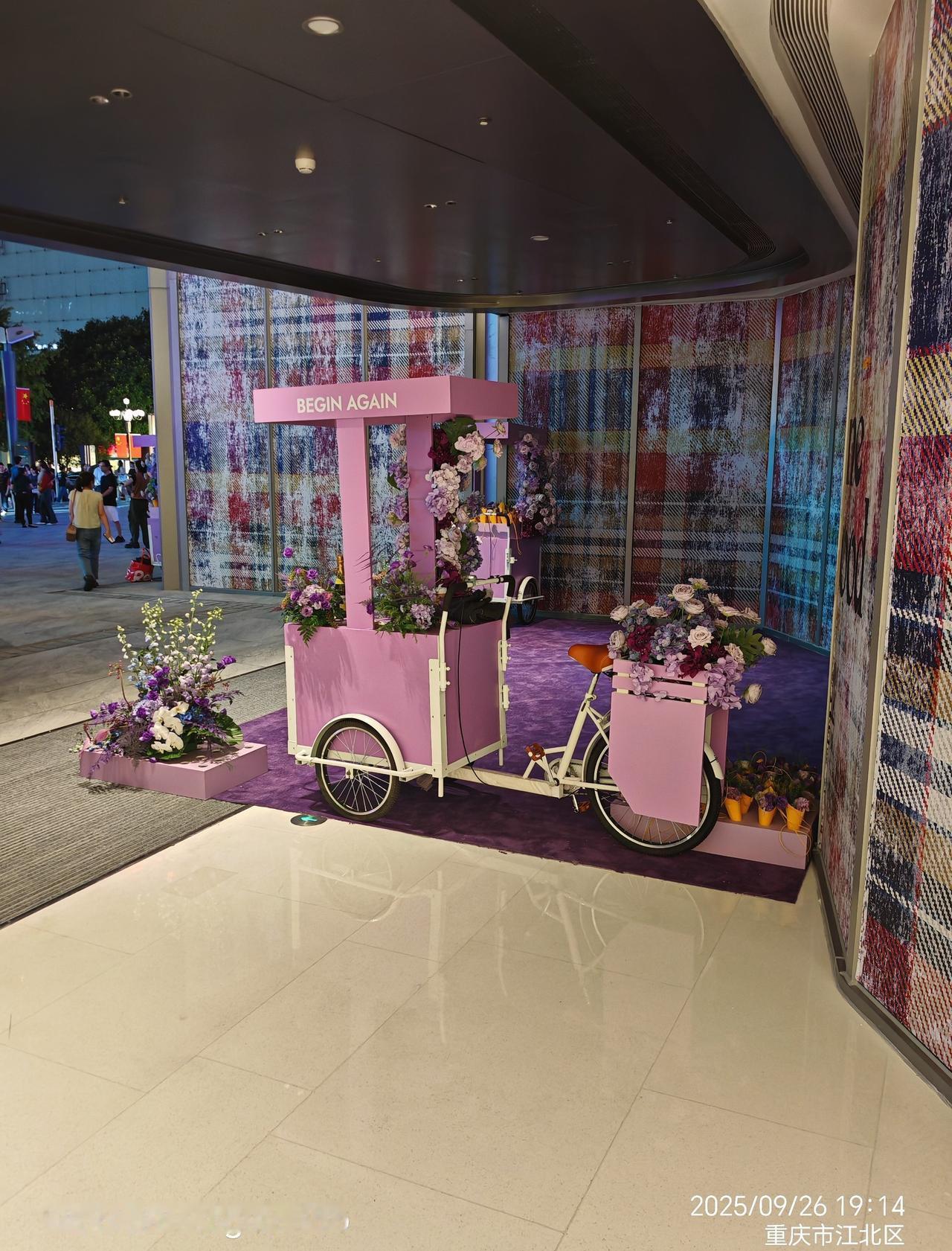 。高街花园的透光天幕与绿植搭配，让餐饮区成为热门打卡地，不少消费者提及“自然光下