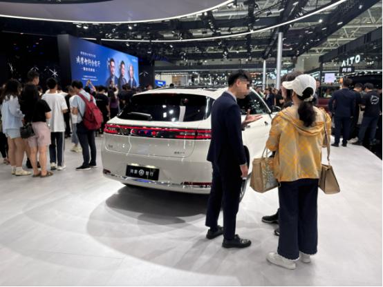 高效率人士在粤港澳车展看车是这样式的，满脑子都是“续航能不能满足我、智驾辅助是不