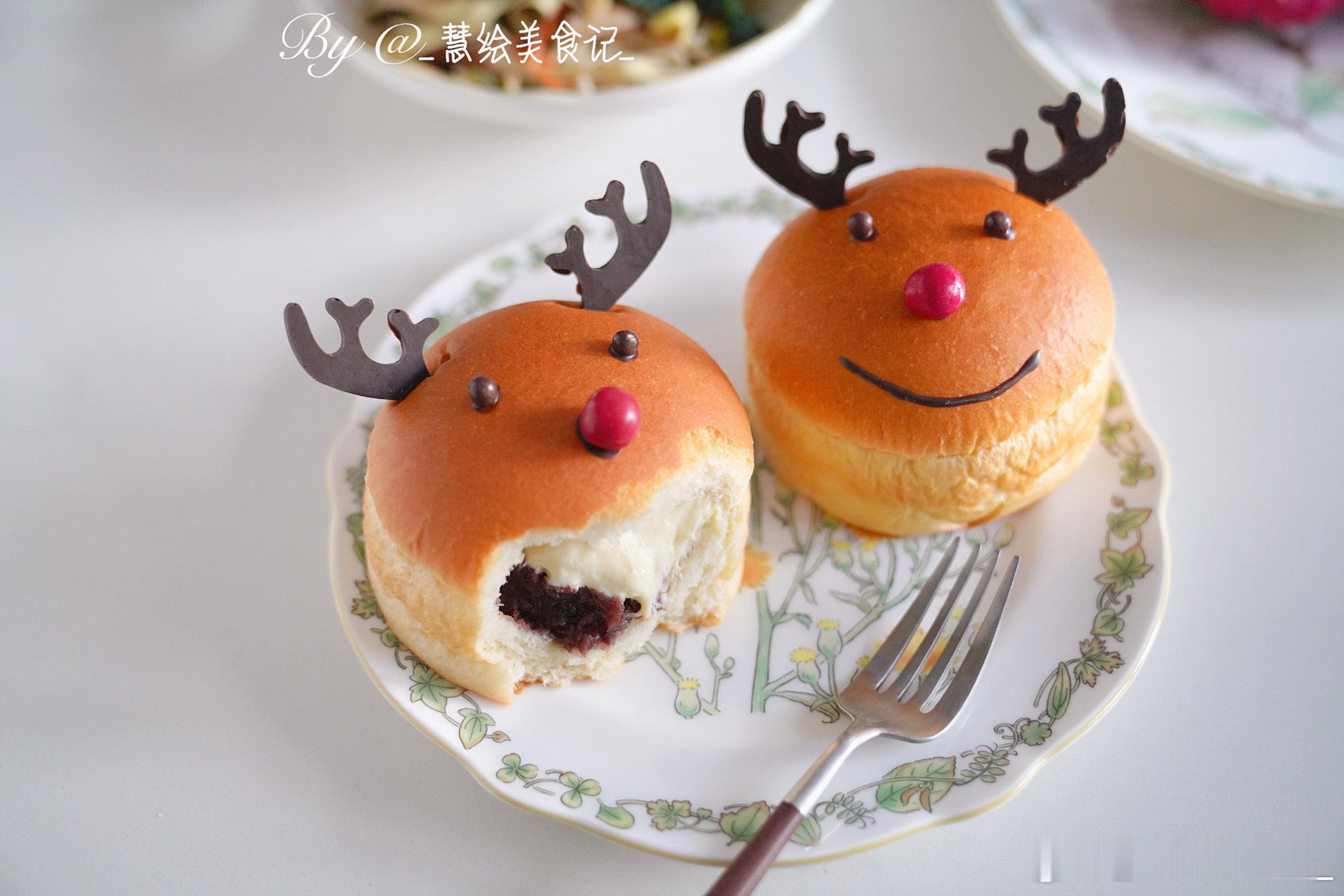 周四早餐🎄🎊☕驯鹿面包、拿铁咖啡、凉拌什锦菜、山药粥、火龙果~我的年度美味清