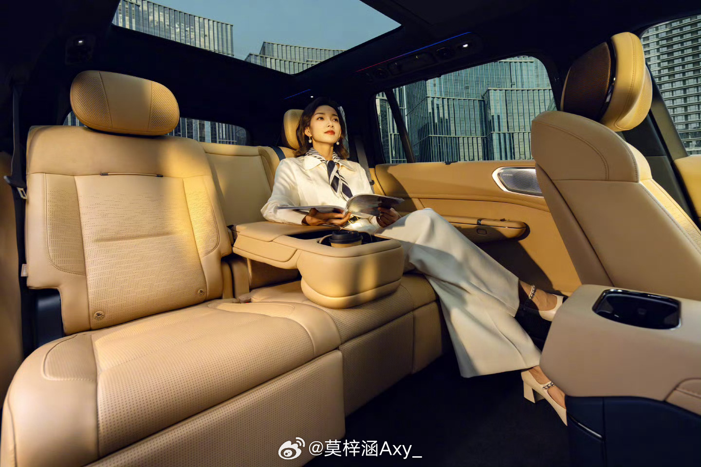 领克900大五座万物皆可装领克900大五座太懂家庭与商务出行了！纯平地板+135