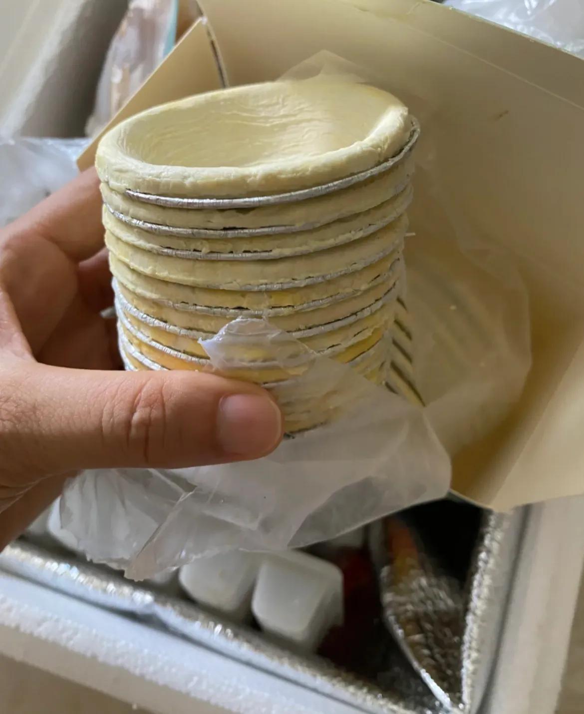 现在的科技与狠活不是一般的狠！！！！！
归来后清理冰箱一隅，竟发现那蛋挞皮沉睡已