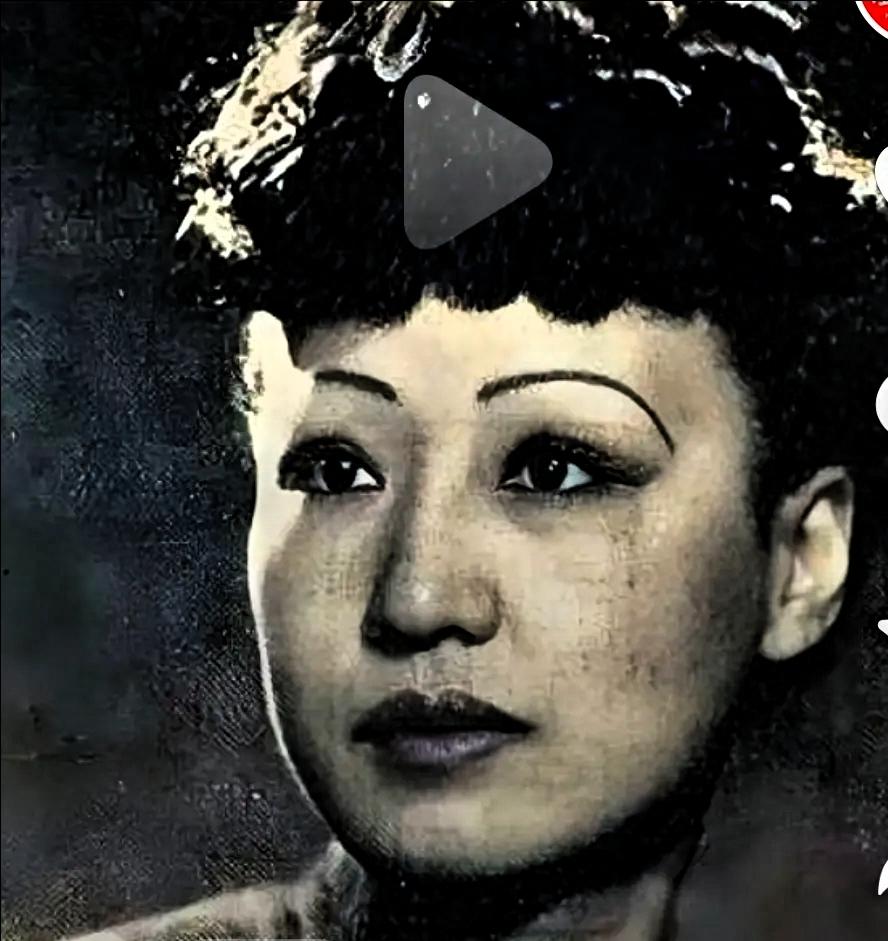 1937年的上海，第一交际花，也就是“上海舞后”李丽，身处繁华又凶险的环境中。在