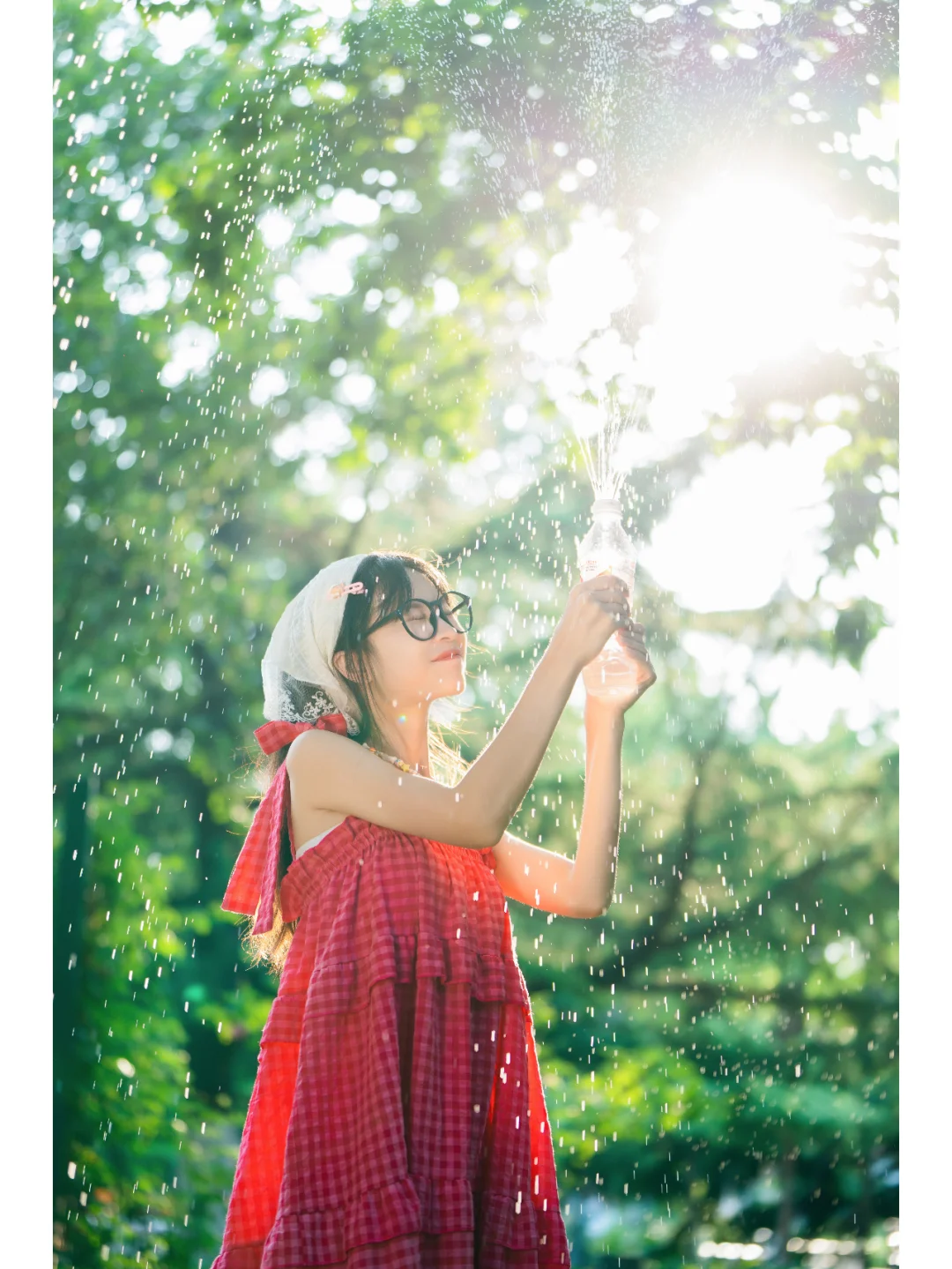 清凉一夏，少女和矿泉水瓶拍照真的很配