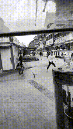 一次偶然的相遇，背后仿佛藏着不为人知的故事。