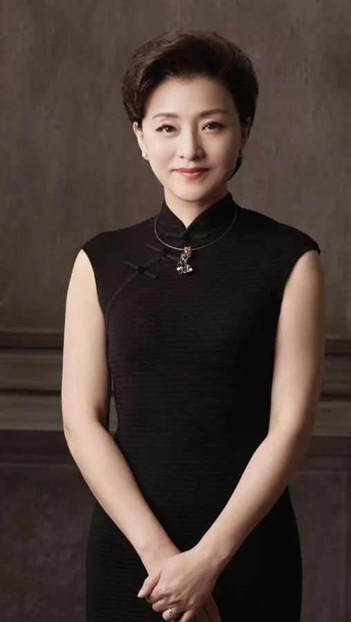 杨澜，1968年生于北京，著名主持人、媒体人、企业家、慈善家 。毕业于北京外国语