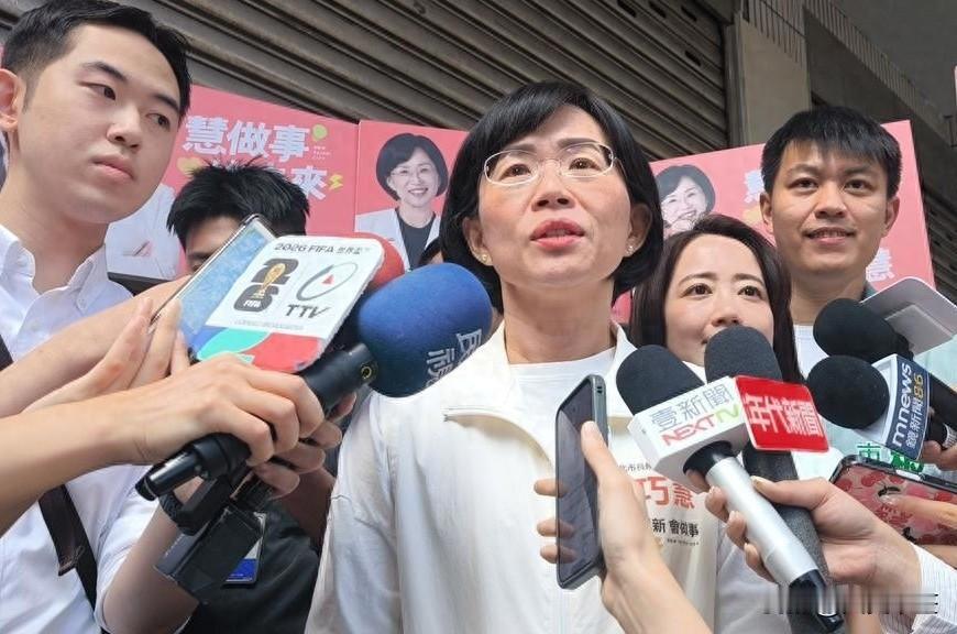 一天之内态度大变样！前一天还骂对手民调是“自爽”，隔天就拿自家内部民调吹领先，民