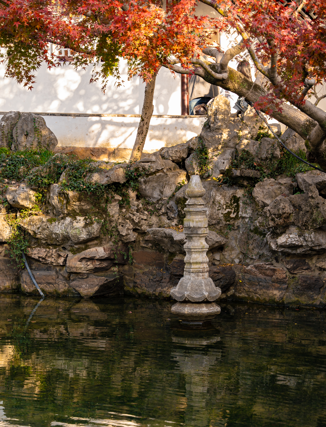 怡园水幢。      苏州多河，常有人不慎落水，而民间风俗，称落水鬼要寻着替身方