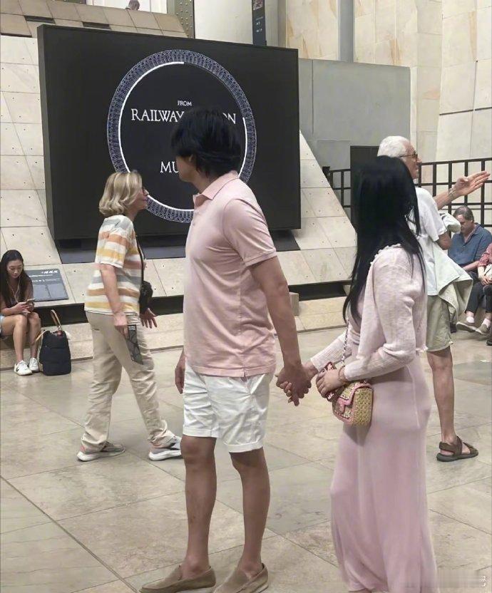 伊能静巴黎素颜被偶遇秦昊伊能静巴黎逛街 网友巴黎偶遇伊能静一家，夫妻俩粉色情侣装