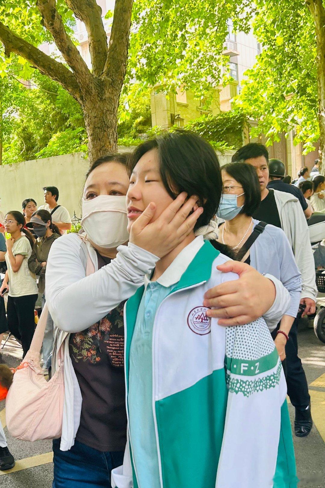 【2026济南中考今日开启】中考生告别家长踏入考场6月13日是2026济南中考第