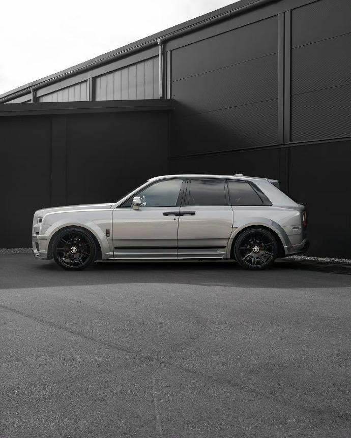 侧颜-劳斯莱斯库里南 