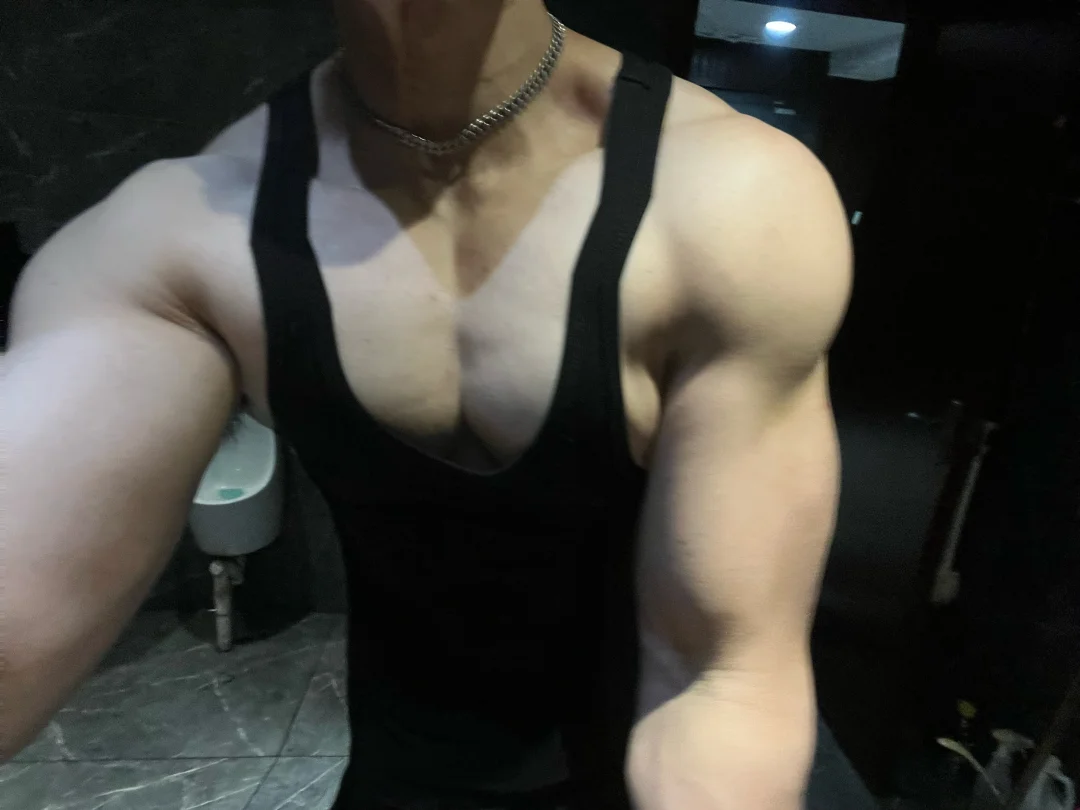 左滑看肌肉男的宵夜